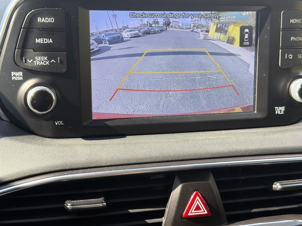 Hyundai Santa Fe Vehicle Full-screen Gallery Image 17