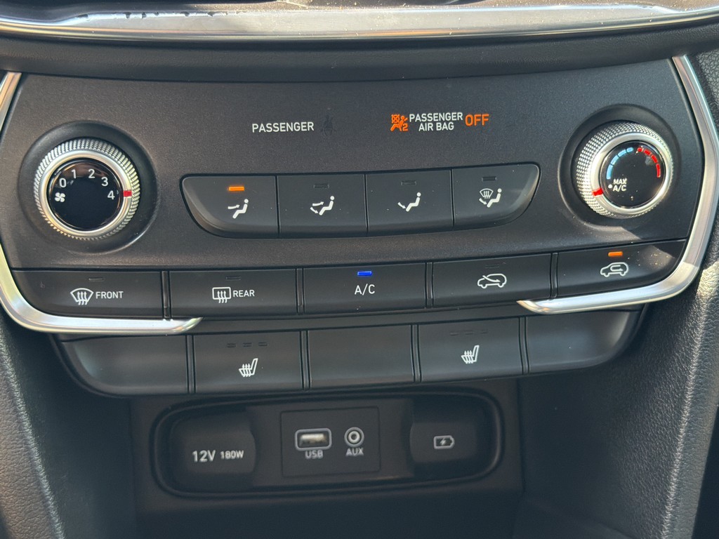 Hyundai Santa Fe Vehicle Full-screen Gallery Image 18