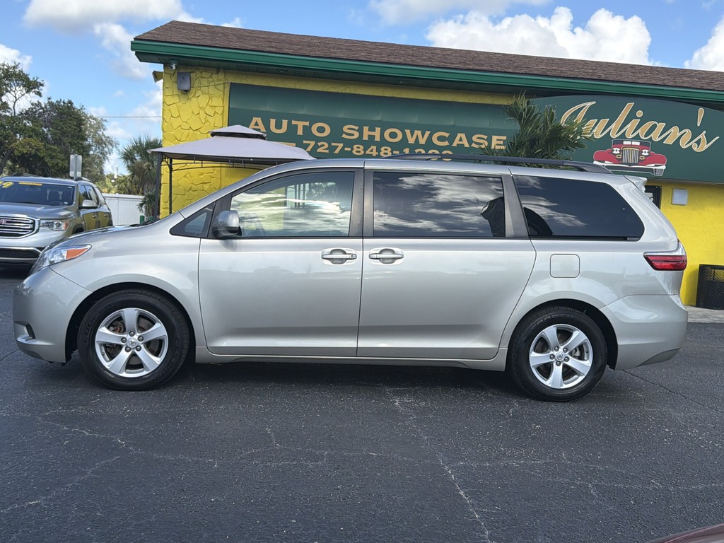 Toyota Sienna Vehicle Full-screen Gallery Image 02