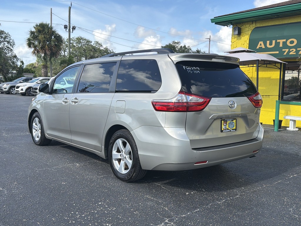 Toyota Sienna Vehicle Full-screen Gallery Image 03