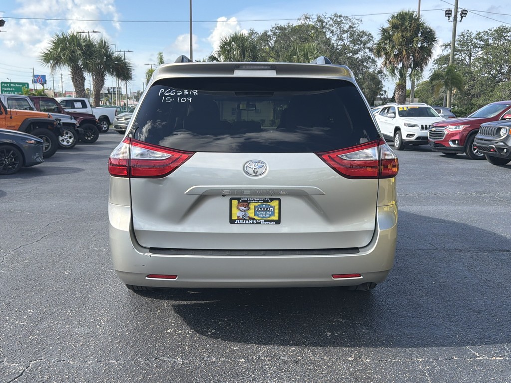 Toyota Sienna Vehicle Full-screen Gallery Image 04