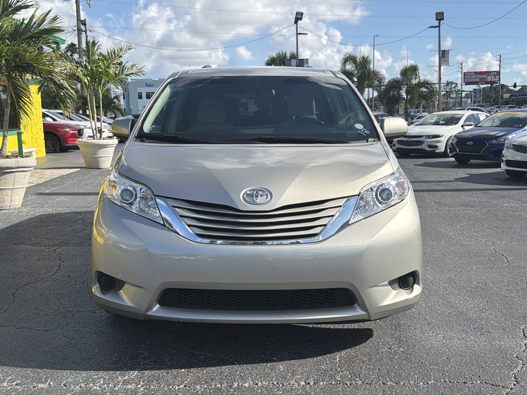 Toyota Sienna Vehicle Full-screen Gallery Image 05