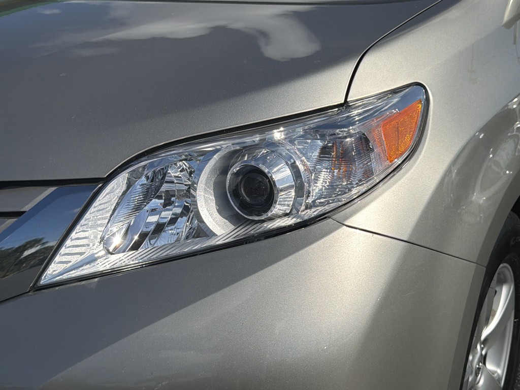 Toyota Sienna Vehicle Full-screen Gallery Image 06