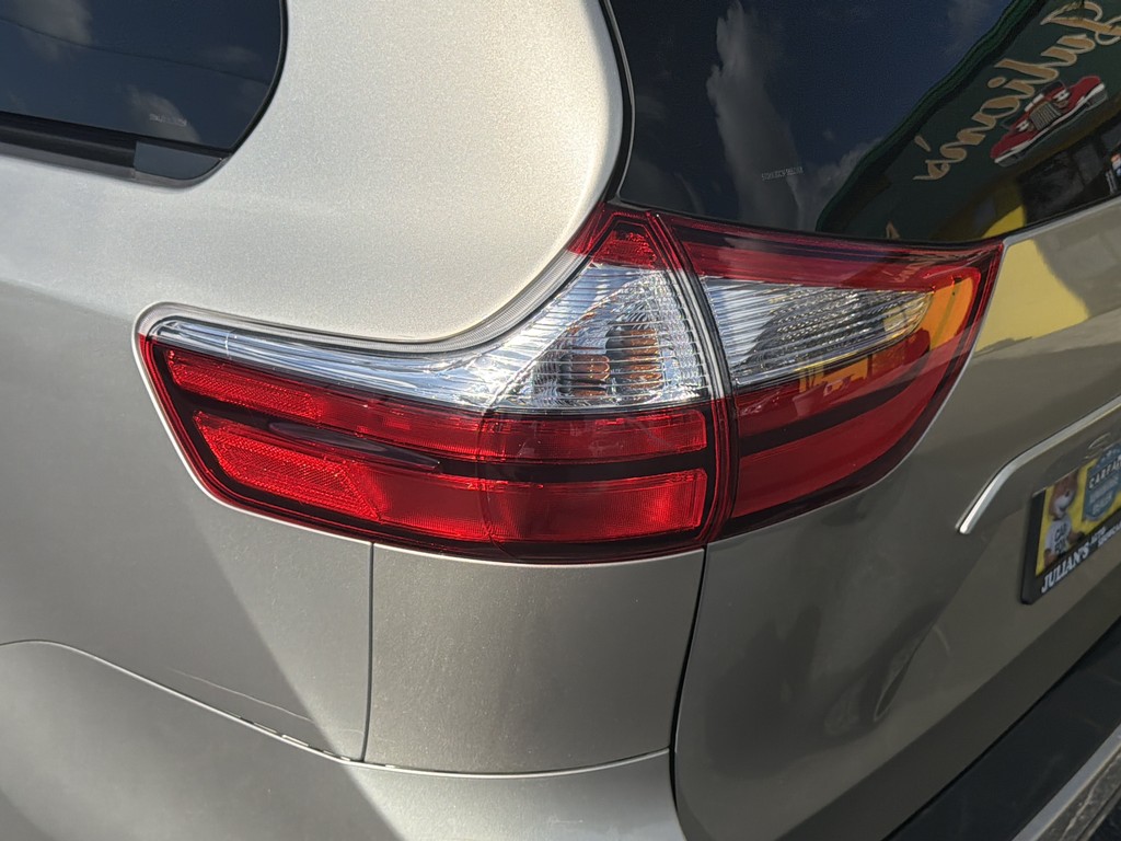 Toyota Sienna Vehicle Full-screen Gallery Image 07