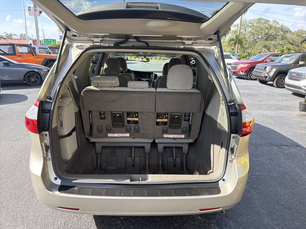 Toyota Sienna Vehicle Full-screen Gallery Image 09