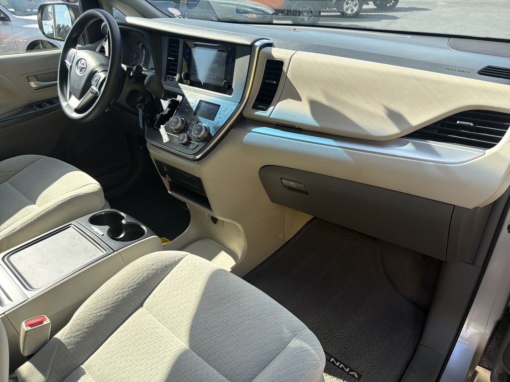 Toyota Sienna Vehicle Full-screen Gallery Image 10