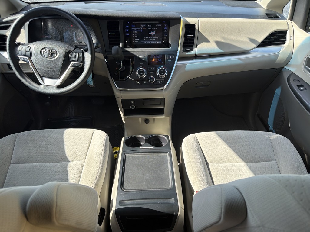 Toyota Sienna Vehicle Full-screen Gallery Image 11