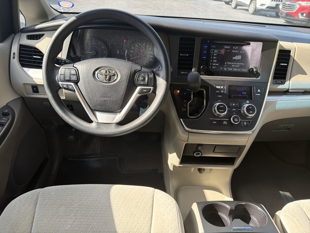 Toyota Sienna Vehicle Full-screen Gallery Image 12