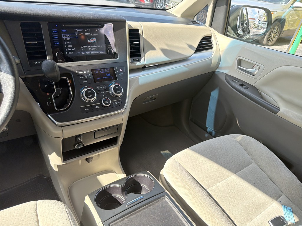 Toyota Sienna Vehicle Full-screen Gallery Image 13