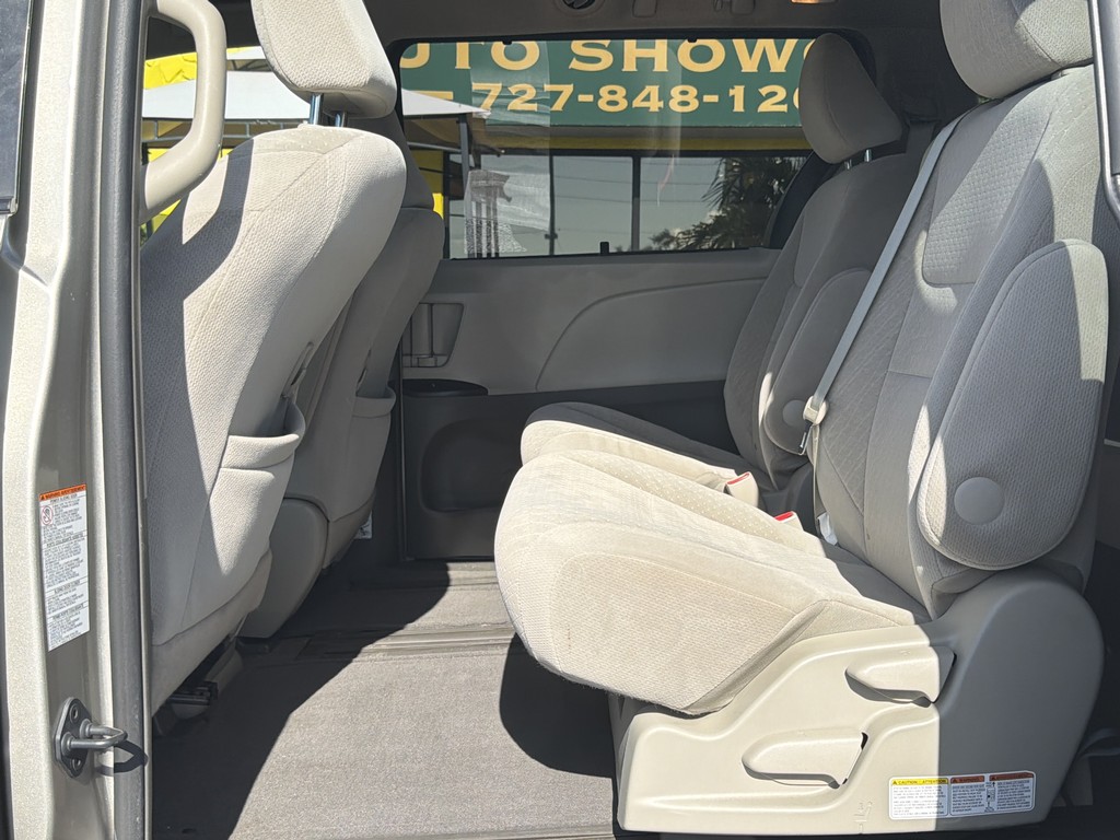 Toyota Sienna Vehicle Full-screen Gallery Image 14
