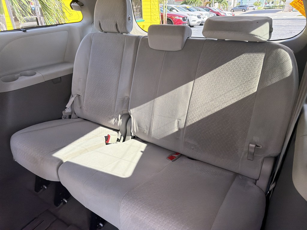 Toyota Sienna Vehicle Full-screen Gallery Image 15