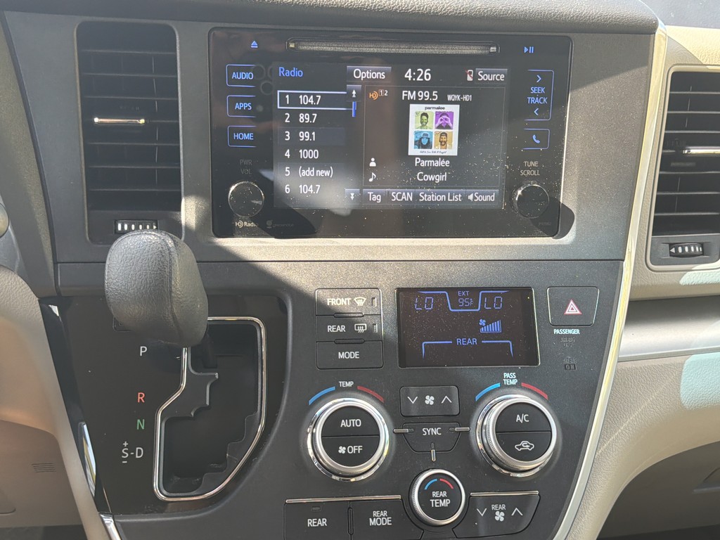 Toyota Sienna Vehicle Full-screen Gallery Image 18