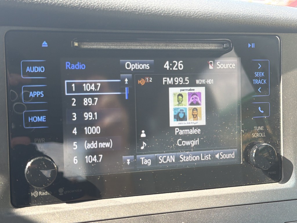 Toyota Sienna Vehicle Full-screen Gallery Image 19
