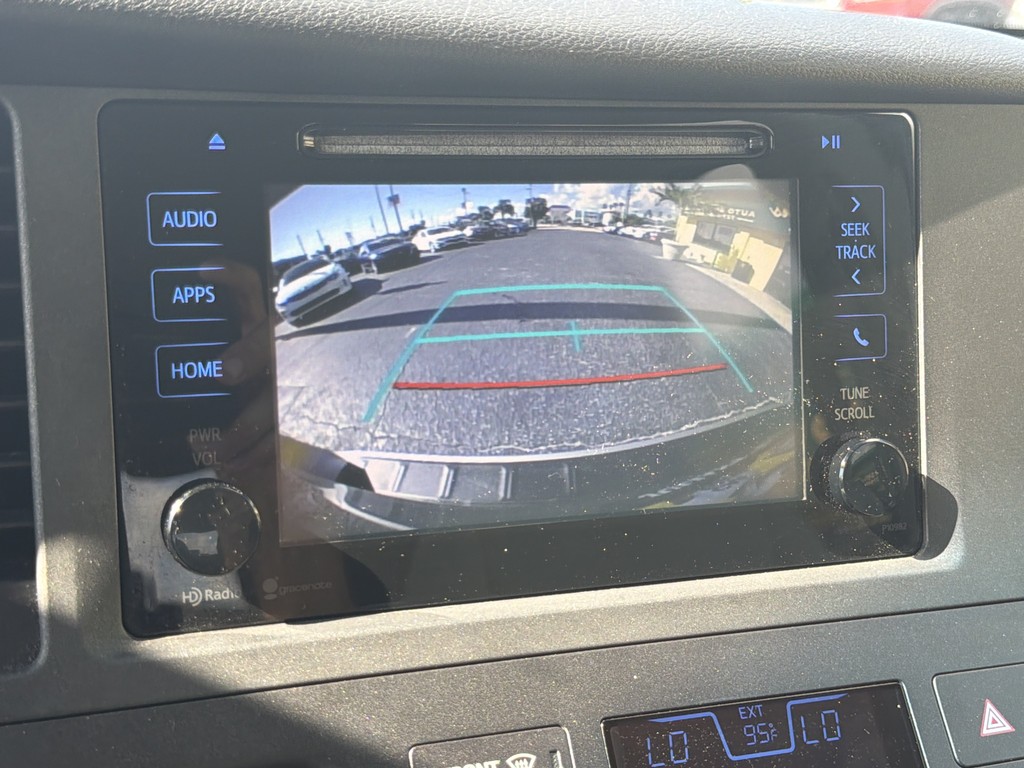 Toyota Sienna Vehicle Full-screen Gallery Image 20