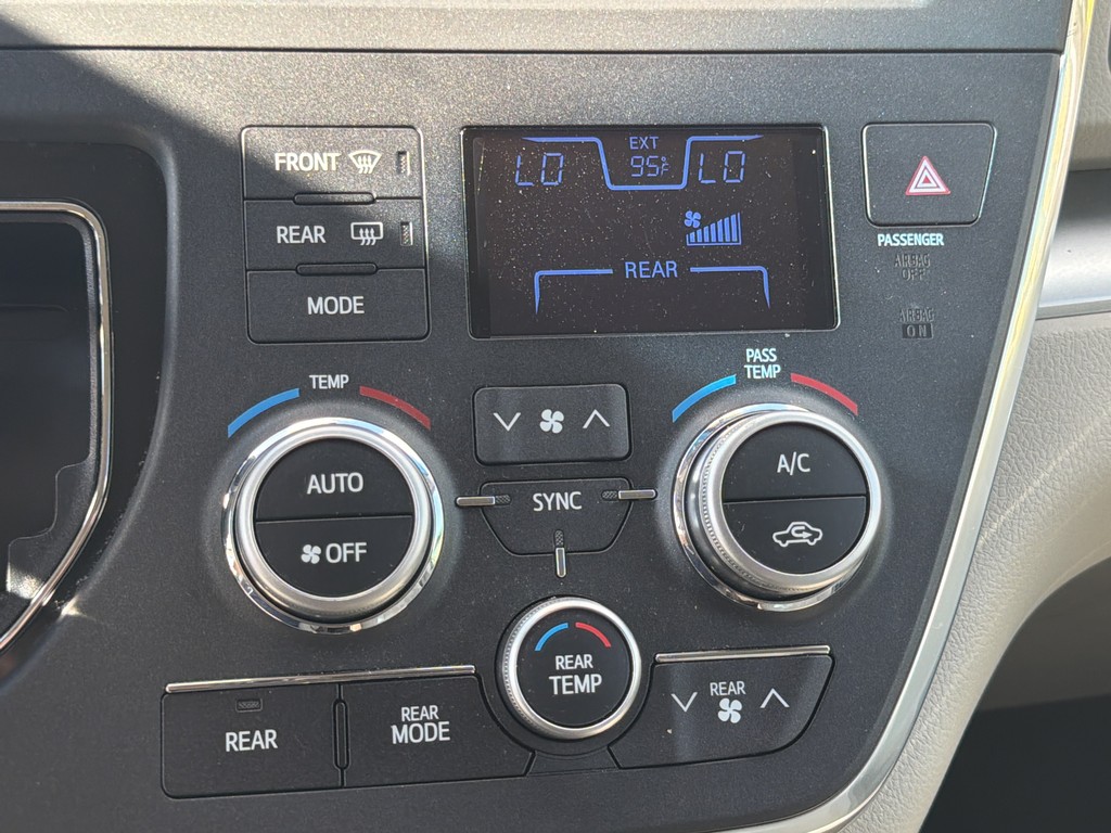 Toyota Sienna Vehicle Full-screen Gallery Image 21