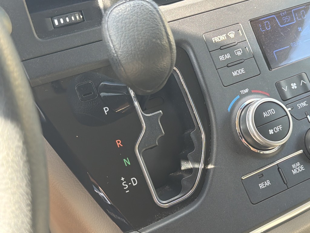 Toyota Sienna Vehicle Full-screen Gallery Image 22