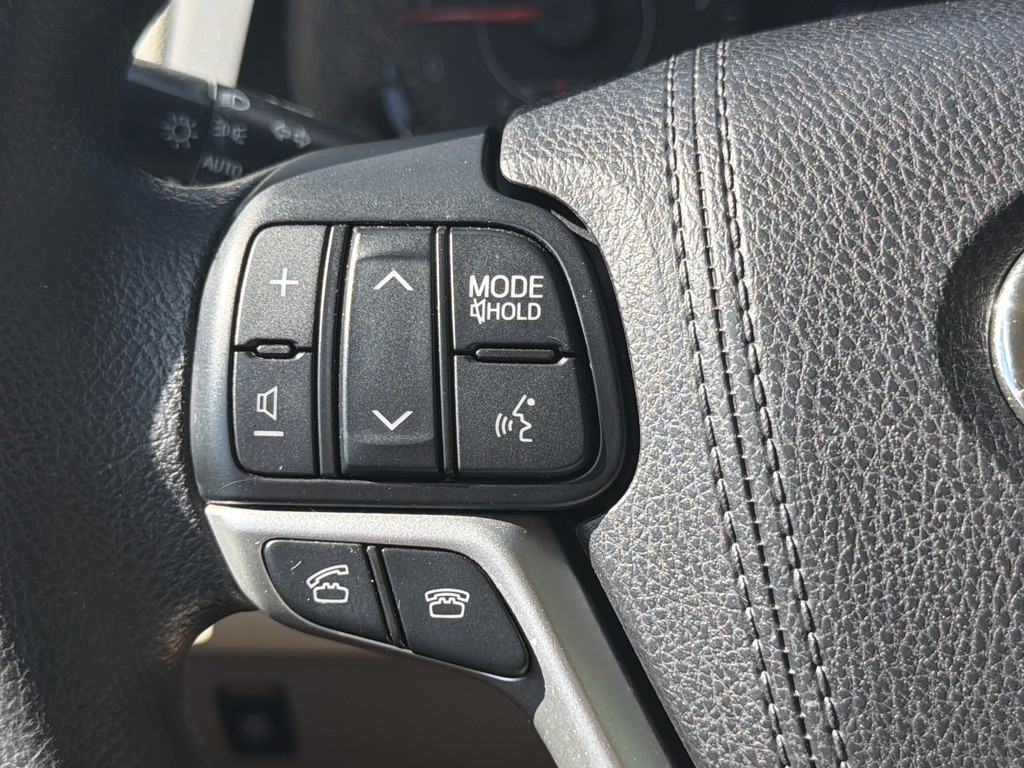 Toyota Sienna Vehicle Full-screen Gallery Image 24