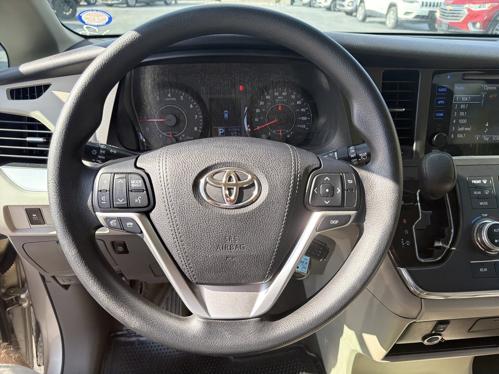 Toyota Sienna Vehicle Full-screen Gallery Image 26