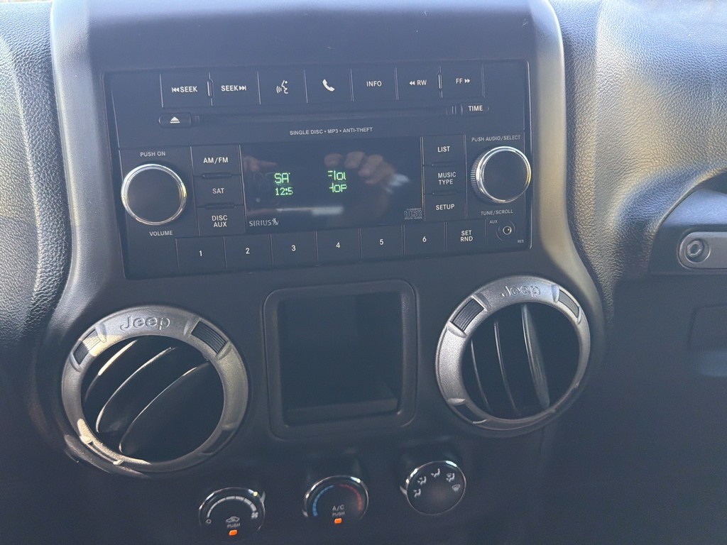 Jeep Wrangler Vehicle Full-screen Gallery Image 15