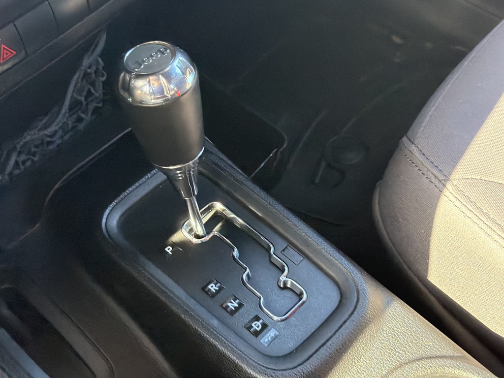 Jeep Wrangler Vehicle Full-screen Gallery Image 17