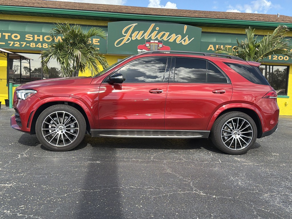 Mercedes-Benz GLE Vehicle Full-screen Gallery Image 02