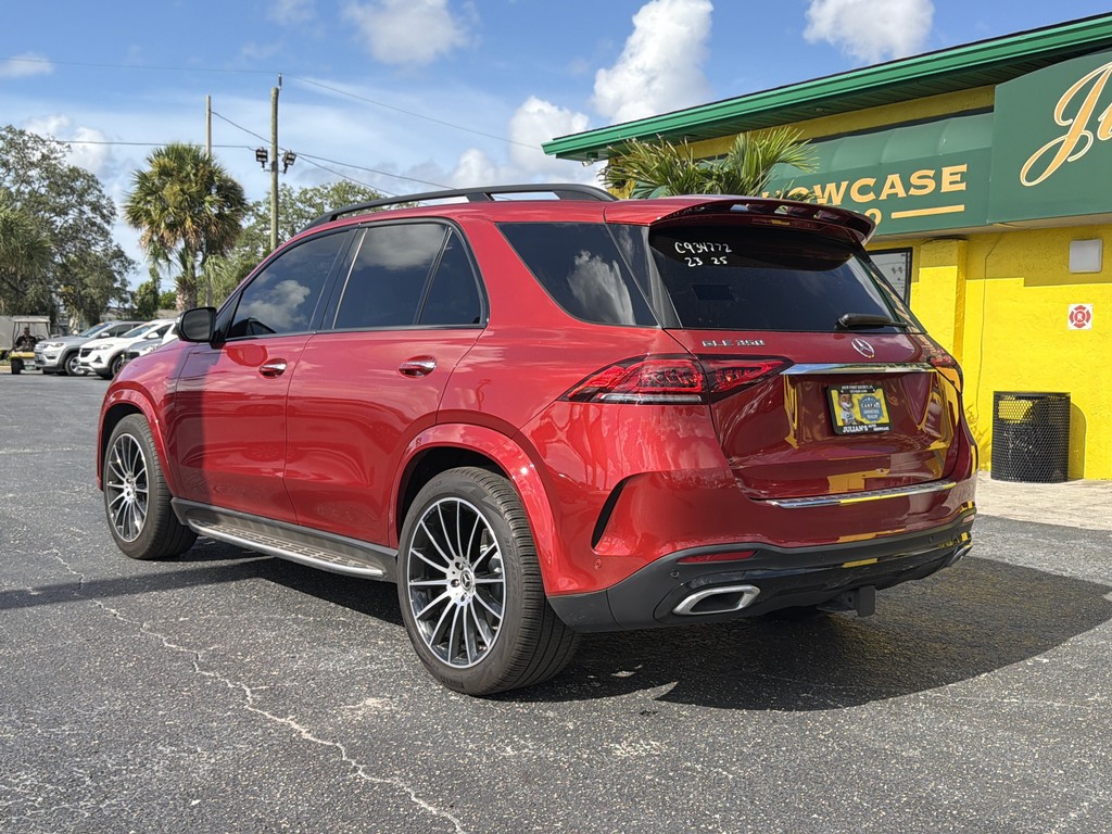 Mercedes-Benz GLE Vehicle Full-screen Gallery Image 03
