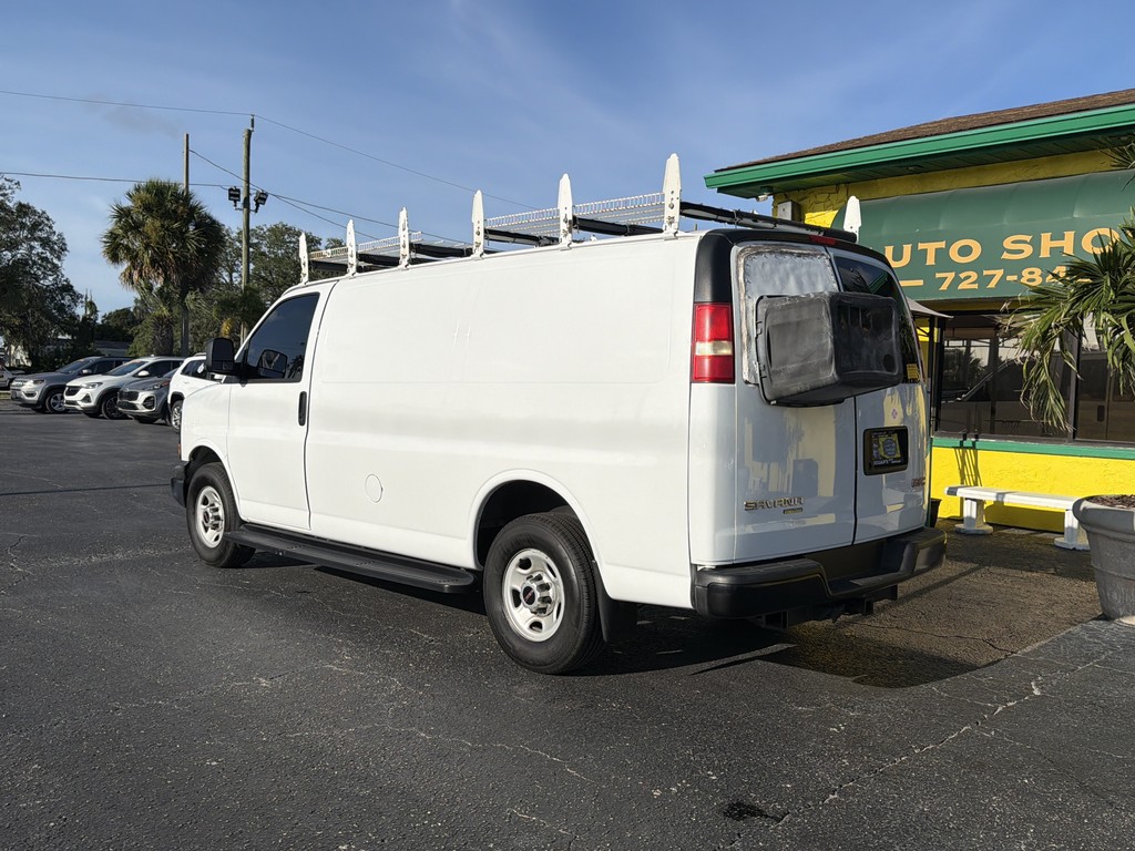 GMC Savana Cargo Van Vehicle Full-screen Gallery Image 03