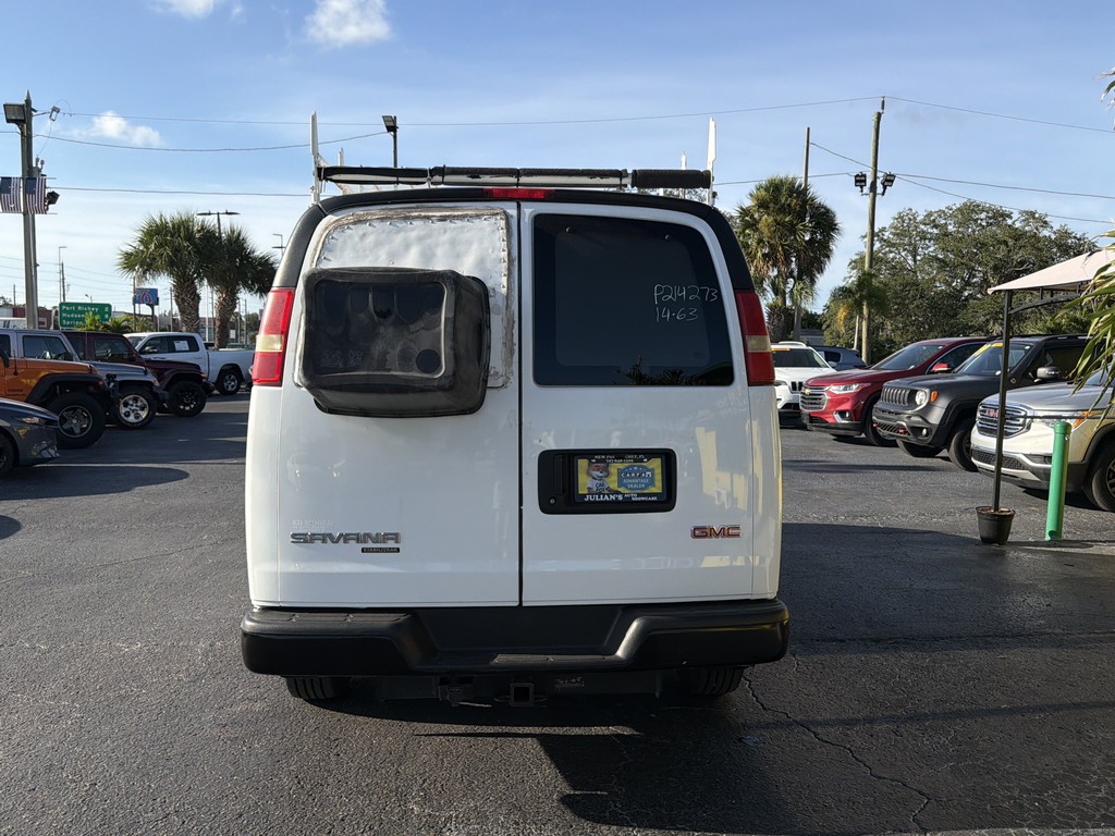 GMC Savana Cargo Van Vehicle Full-screen Gallery Image 04
