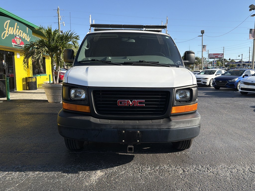 GMC Savana Cargo Van Vehicle Full-screen Gallery Image 05