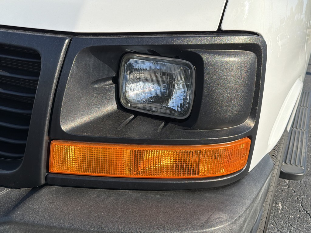 GMC Savana Cargo Van Vehicle Full-screen Gallery Image 06