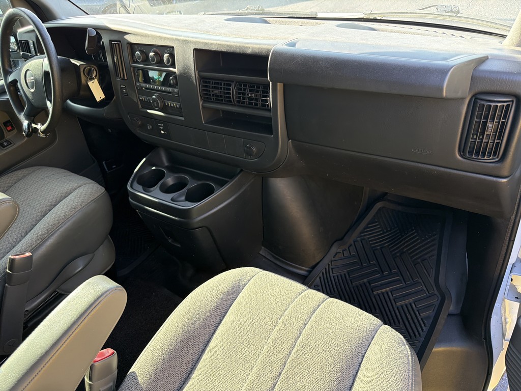GMC Savana Cargo Van Vehicle Full-screen Gallery Image 08