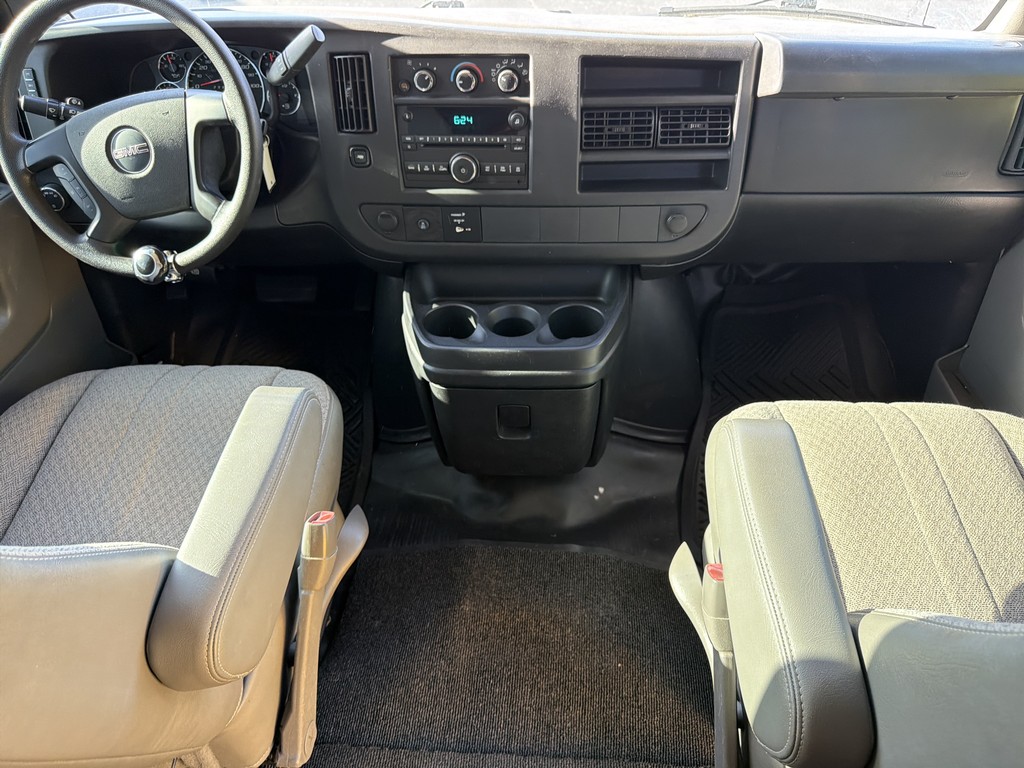 GMC Savana Cargo Van Vehicle Full-screen Gallery Image 09