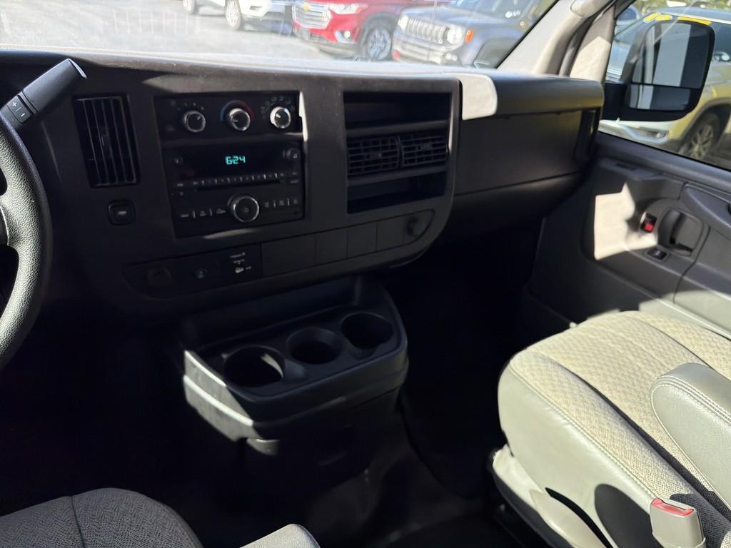 GMC Savana Cargo Van Vehicle Full-screen Gallery Image 11