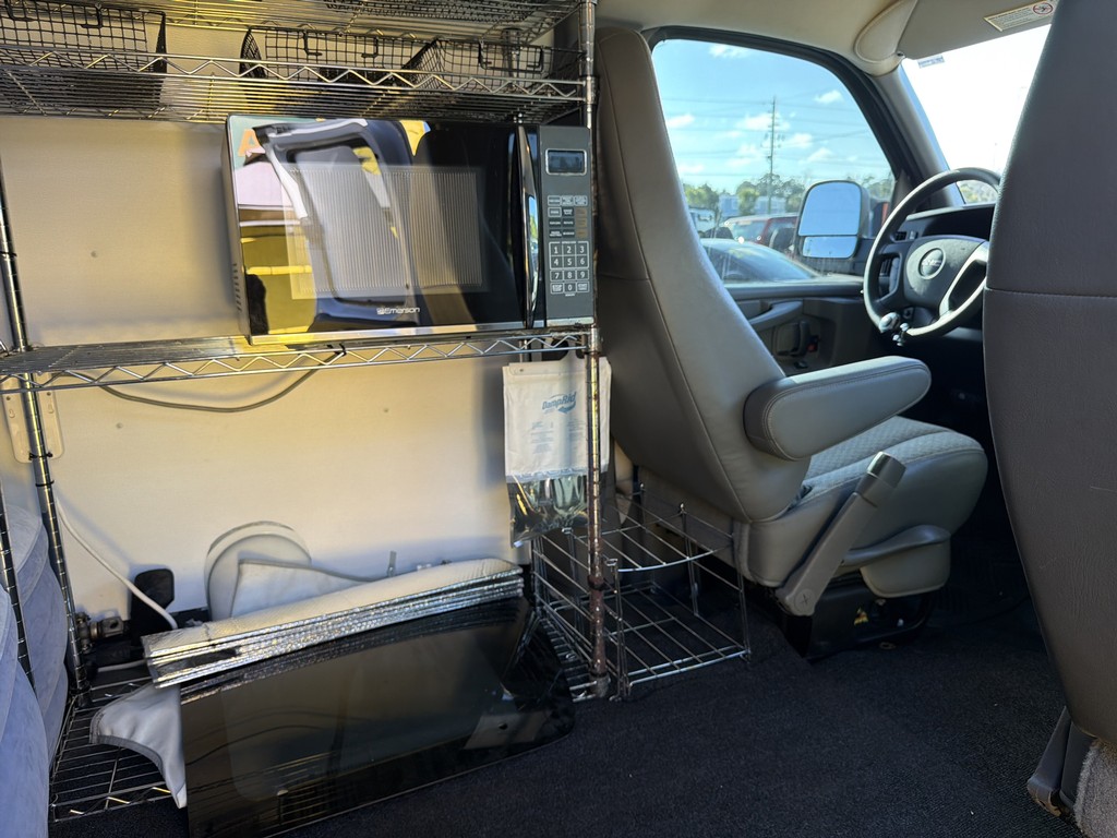 GMC Savana Cargo Van Vehicle Full-screen Gallery Image 12