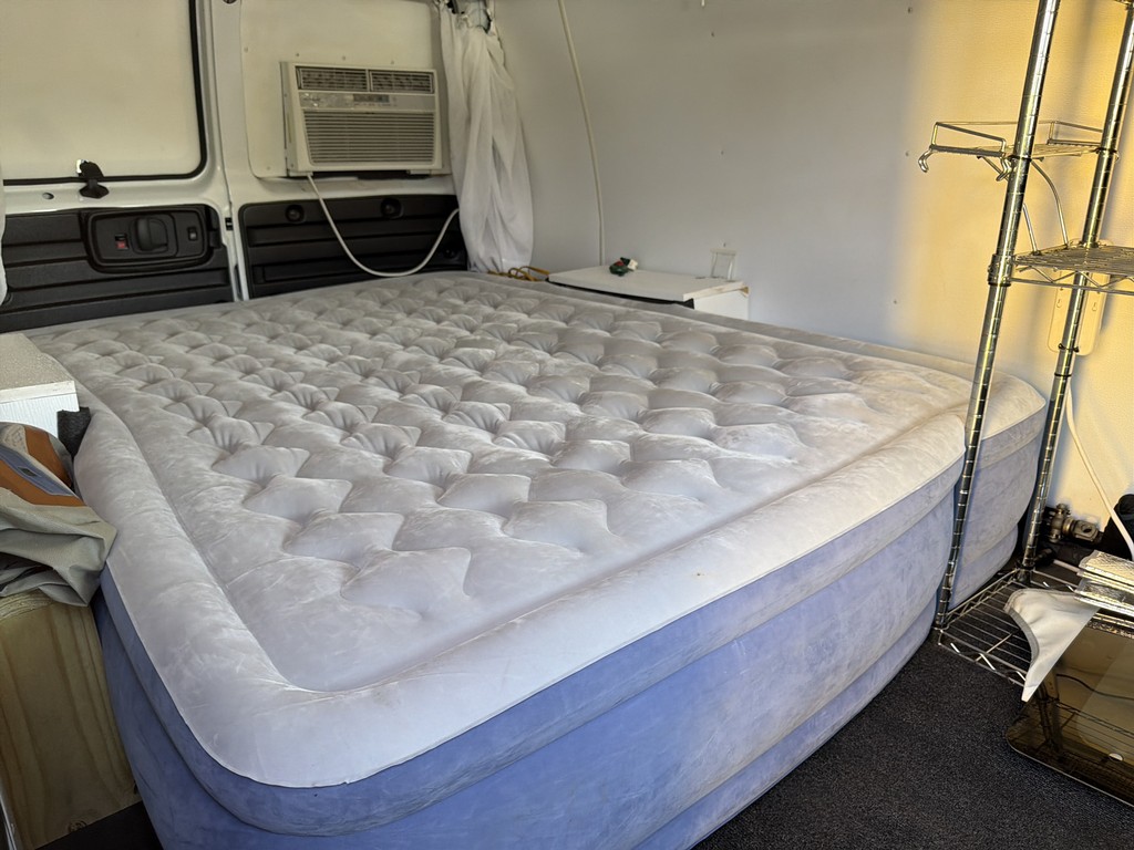 GMC Savana Cargo Van Vehicle Full-screen Gallery Image 13