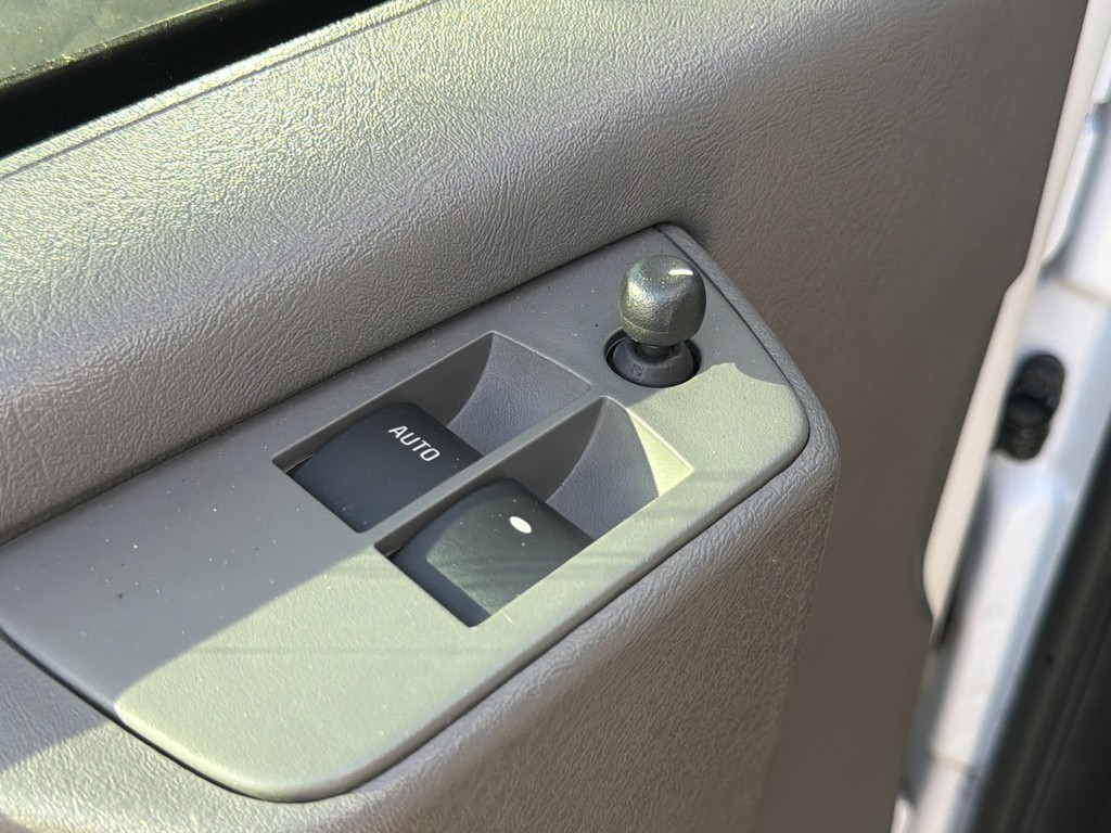 GMC Savana Cargo Van Vehicle Full-screen Gallery Image 15