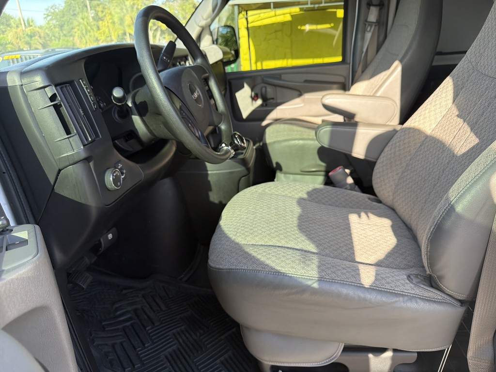 GMC Savana Cargo Van Vehicle Full-screen Gallery Image 16