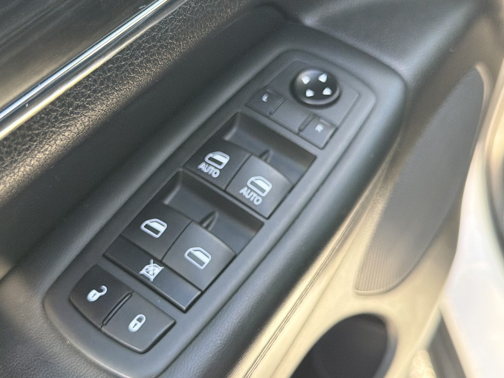 Jeep Grand Cherokee Vehicle Full-screen Gallery Image 15