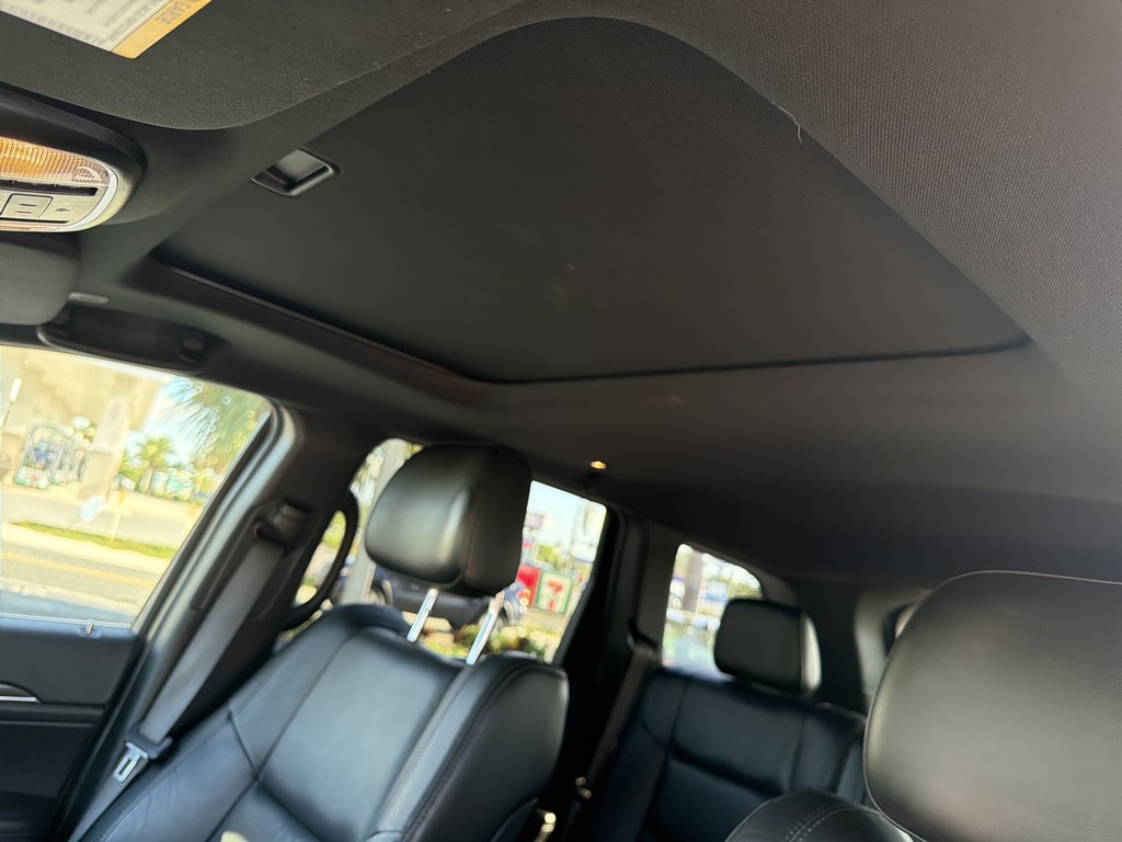 Jeep Grand Cherokee Vehicle Full-screen Gallery Image 16