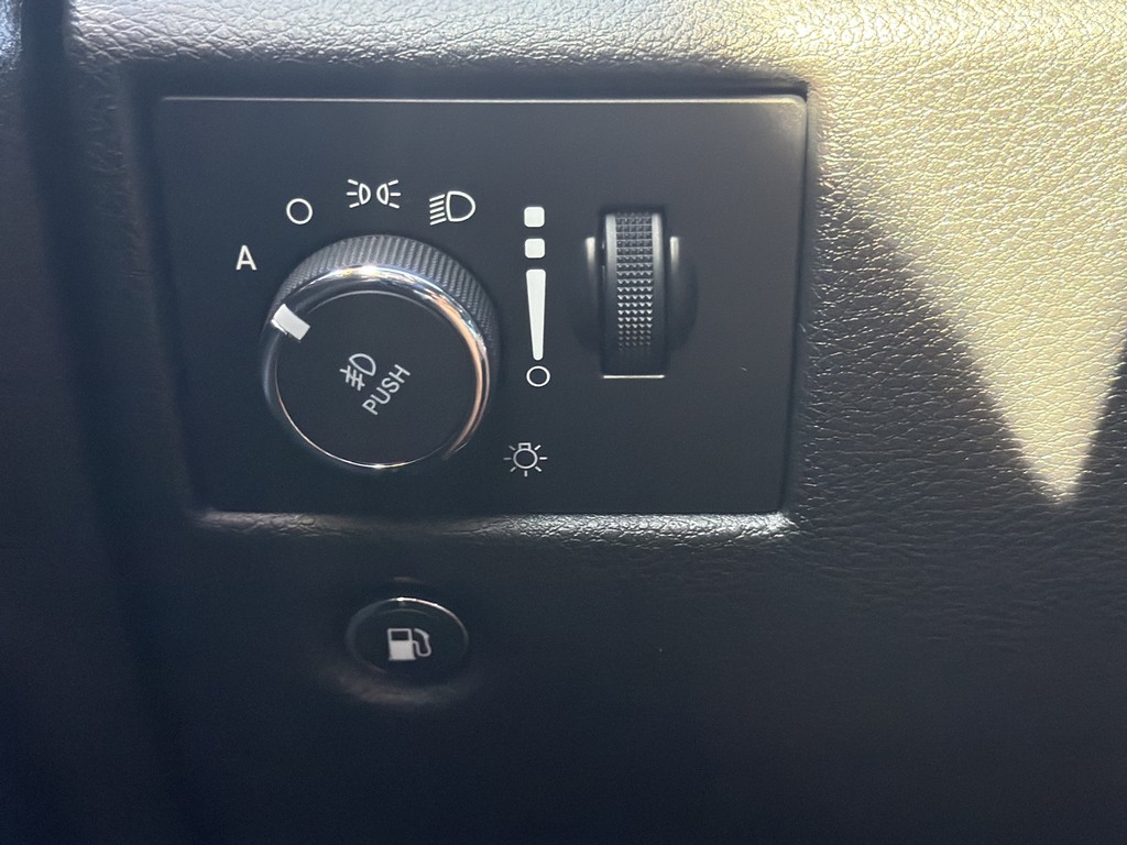 Jeep Grand Cherokee Vehicle Full-screen Gallery Image 24