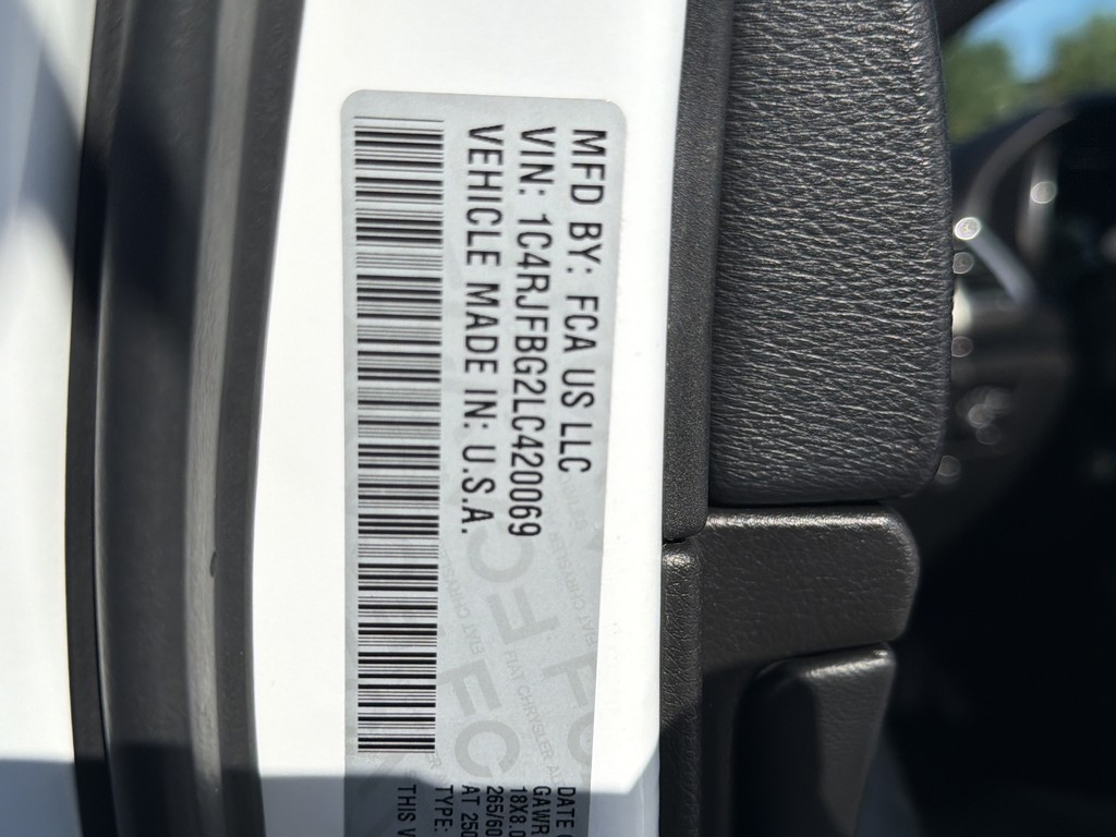 Jeep Grand Cherokee Vehicle Full-screen Gallery Image 30
