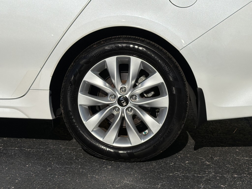Kia Optima Vehicle Full-screen Gallery Image 08
