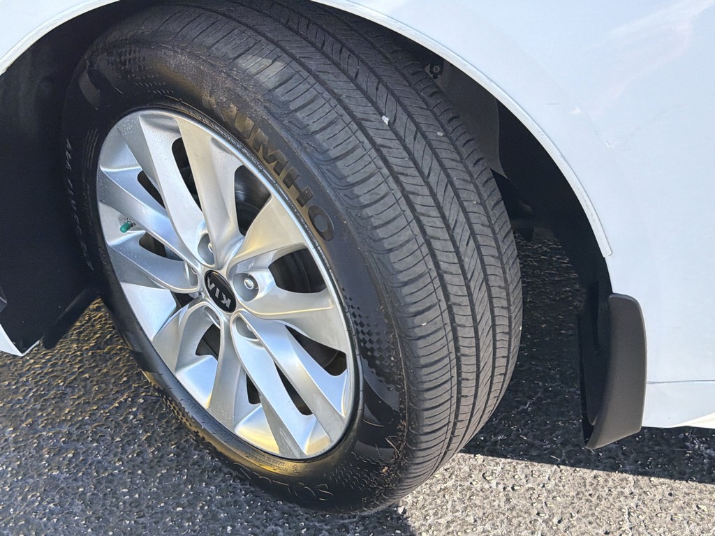 Kia Optima Vehicle Full-screen Gallery Image 24