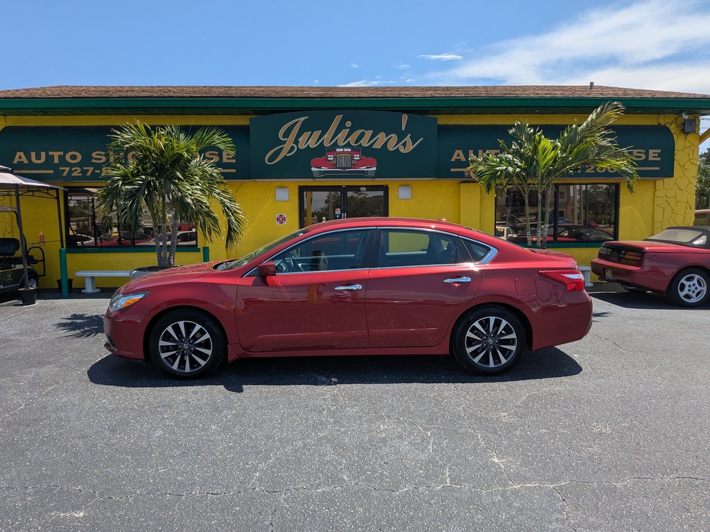 Nissan Altima Vehicle Full-screen Gallery Image 02
