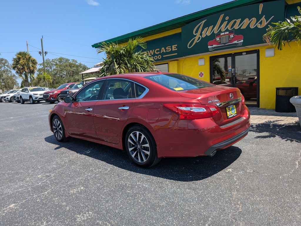 Nissan Altima Vehicle Full-screen Gallery Image 03
