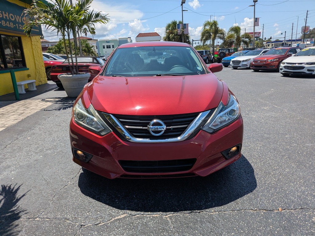 Nissan Altima Vehicle Full-screen Gallery Image 05
