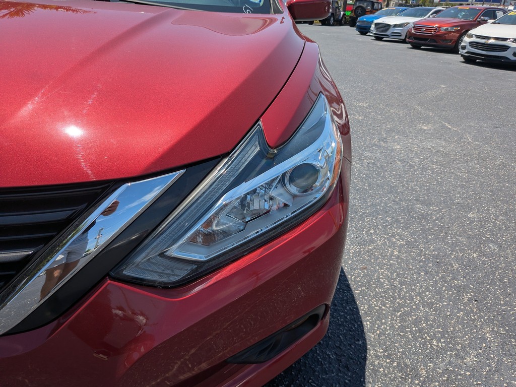 Nissan Altima Vehicle Full-screen Gallery Image 06