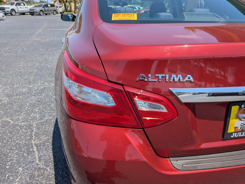 Nissan Altima Vehicle Full-screen Gallery Image 07