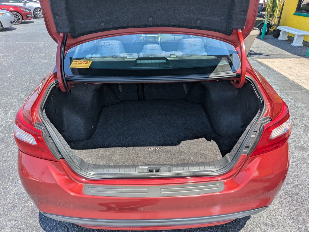 Nissan Altima Vehicle Full-screen Gallery Image 09