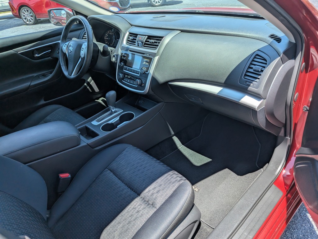 Nissan Altima Vehicle Full-screen Gallery Image 10